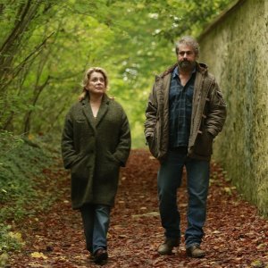 In the courtyard: Gustave Kervern passeggia con Catherine Deneuve in una scena