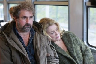 In the courtyard: Gustave de Kervern con Catherine Deneuve in una scena
