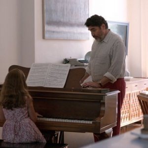 Love is strange: Alfred Molina in una scena