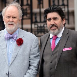 Love is strange: Alfred Molina insieme a John Lithgow in un momento del film