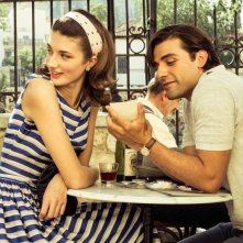 Oscar Isaac con Daisy Bevan in una scena del film I due volti di gennaio