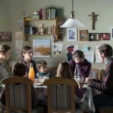 Kreuzweg - Le stazioni della fede: Franziska Weisz, Lucie Aron, Linus Fluhr, Lea van Acken e Michael Kamp in una scena