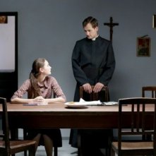 Kreuzweg - Le stazioni della fede: Lea van Acken con Florian Stetter in una scena del film