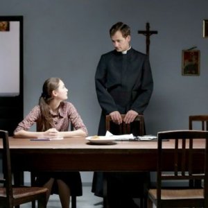 Kreuzweg - Le stazioni della fede: Lea van Acken con Florian Stetter in una scena del film