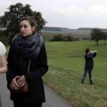 Kreuzweg - Le stazioni della fede: Lea van Acken con Lucie Aron in una scena del film