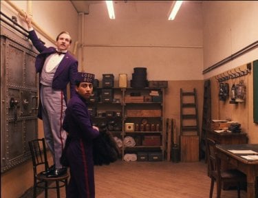 The Grand Budapest Hotel: Ralph Fiennes con Tony Revolori in un momento del film