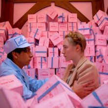 The Grand Budapest Hotel: Saoirse Ronan con Tony Revolori tra le scatole di dolci
