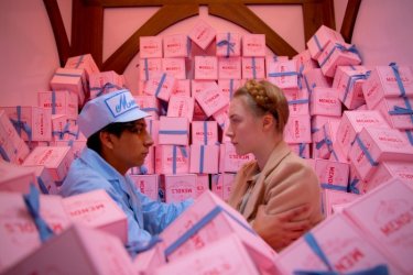 The Grand Budapest Hotel: Saoirse Ronan con Tony Revolori tra le scatole di dolci