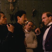 The Grand Budapest Hotel: Willem Dafoe, Adrien Brody, Mathieu Amalric e Ralph Fiennes in una scena
