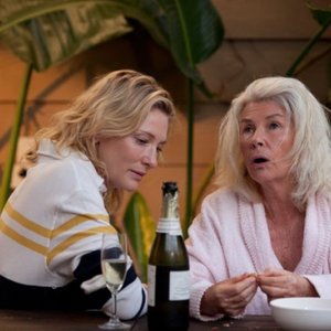 The Turning: Cate Blanchett con Robyn Nevin nel frammento 'Reunion' diretto da Simon Stone