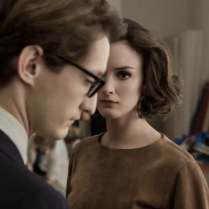 Yves Saint Laurent: Pierre Niney in una scena del film con Charlotte Le Bon