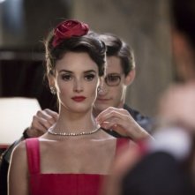 Yves Saint Laurent: Pierre Niney prepara Charlotte Le Bon per la sfilata