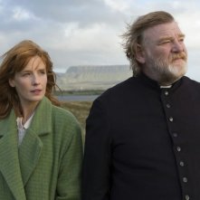 Calvario: Kelly Reilly e Brendan Gleeson in una scena