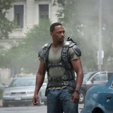 Captain America: The Winter Soldier: Anthony Mackie si guarda intorno