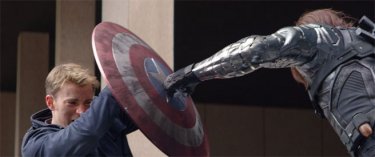 Captain America: The Winter Soldier: Chris Evans respinge l'attacco di Sebastian Stan
