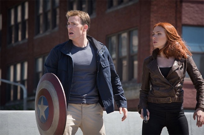 Captain America: The Winter Soldier - Scarlett Johansson e Chris Evans per la strada