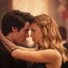 Dominic Sherwood e Lucy Fry nel film Vampire Academy