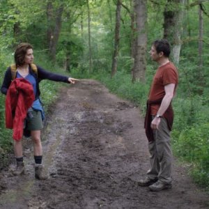 I you don't, I will: Emmanuelle Devos e Mathieu Amalric discutono nel bosco