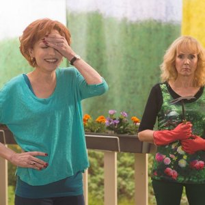 Life of Riley: Caroline Silhol con Sabine Azéma in una scena della commedia