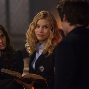 Lucy Fry con Zoey Deutch nel film Vampire Academy