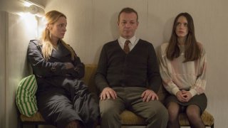 The Nymphomaniac - Part 1: Uma Thurman in una scena del film con Stacy Martin e Hugo Speer