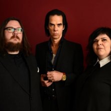 20,000 Days on Earth: Nick Cave in una foto promozionale con i registi Iain Forsyth e Jane Pollard