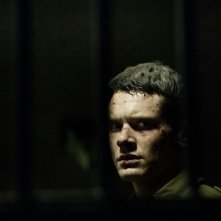 '71: Jack O'Connell dietro le sbarre in una scena del film