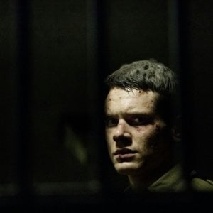 '71: Jack O'Connell dietro le sbarre in una scena del film