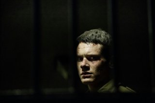 '71: Jack O'Connell dietro le sbarre in una scena del film
