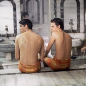 Alessandro Gassman con Mehmet Gunsur ne Il bagno turco