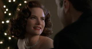 Jennifer Jason Leigh in una scena di Mister Hula Hoop