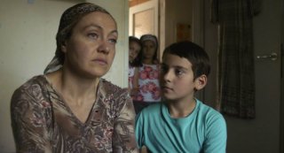 Macondo: Kheda Gazieva col piccolo Ramasan Minkailov in una scena