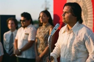 Cesar Chavez: Michael Pena con Rosario Dawson in una scena del film