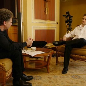 Edward Snowden - Das Interview: Hubert Seipel con Edward Snowden in una scena del documentario