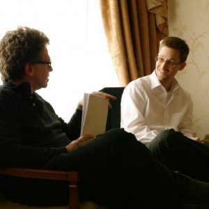 Edward Snowden - Das Interview: Hubert Seipel intervista Edward Snowden in una scena del documentario