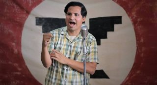 Michael Peña in una scena di César Chávez