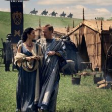 Pompei: Carrie-Anne Moss insieme a Jared Harris in una scena