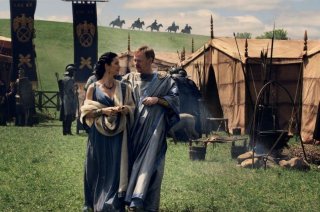 Pompei: Carrie-Anne Moss insieme a Jared Harris in una scena