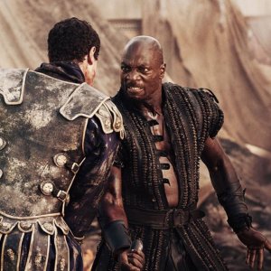 Pompeii: Adewale Akinnuoye-Agbaje in una scena del film