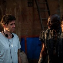 Pompeii: Kit Haringston e Adewale Akinnuoye-Agbaje sul set con il regista Paul W.S. Anderson