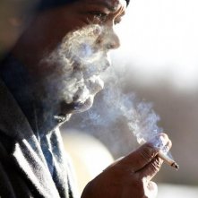 Un ragionevole dubbio: Samuel L. Jackson fuma preoccupato in una scena del film