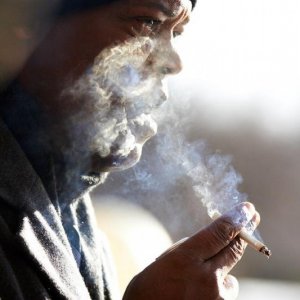 Un ragionevole dubbio: Samuel L. Jackson fuma preoccupato in una scena del film