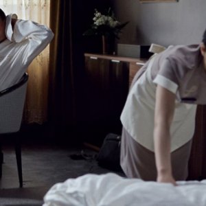 Age of Cannibals: Devid Striesow 'ammira' la cameriera in una scena del film