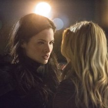 Arrow: Caity Lotz e Katrina Law in una scena dell'episodio della stagione 2, Heir to the Demon