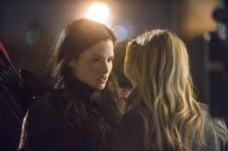 Arrow: Caity Lotz e Katrina Law in una scena dell'episodio della stagione 2, Heir to the Demon