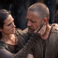 Noah: Russell Crowe con Jennifer Connelly in una scena del film
