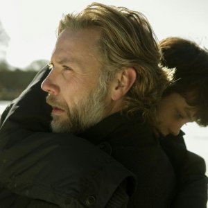 Someone You Love: Mikael Persbrandt con il piccolo Sofus Rønnov in una tenera scena