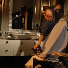 Sotto una buona stella: Carlo Verdone tenta di stirare una camicia in una scena del film