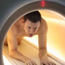 Supercondriaco - Ridere fa bene alla salute: Dany Boon nel macchinario per la TAC in una scena del film