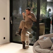 Supercondriaco - Ridere fa bene alla salute: Dany Boon terrorizzato da un cagnolino in una divertente immagine del film